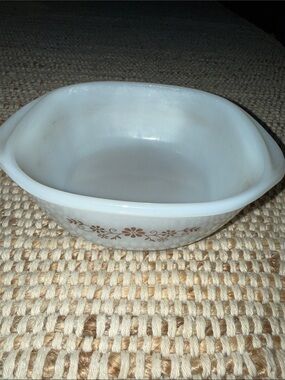 vintage brown daisy Dynaware Pyre-O-Rey 1 quart casserole of white milk glass.